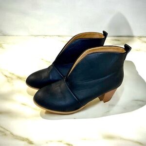 Black leather Bootie with top slit